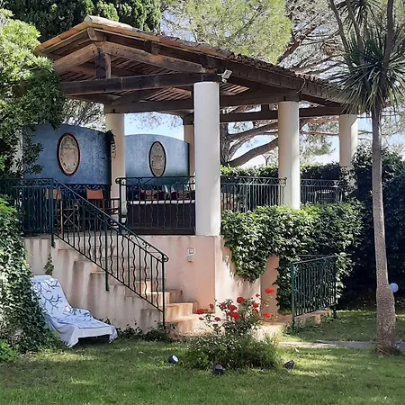 La Brise Bed and breakfast *